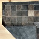 Ver imagem 4 de Tapete de Couro Tons Marrom Café 100x150 Placas 10cm Quadriculado