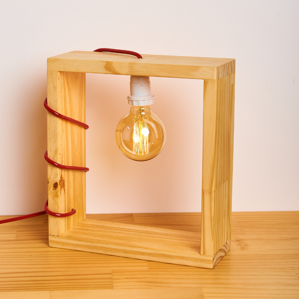 Luminária de madeira quadrada com fio vermelho - 1