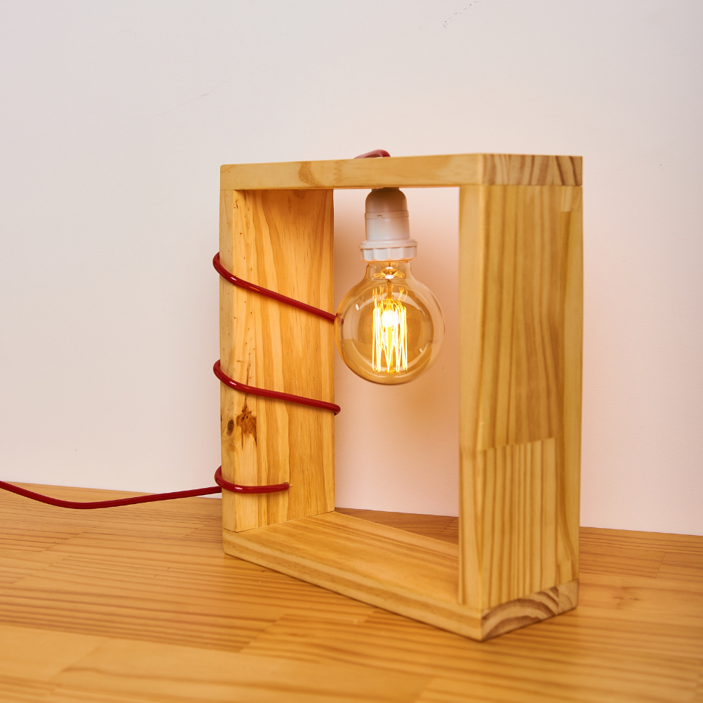 Luminária de madeira quadrada com fio vermelho - 5