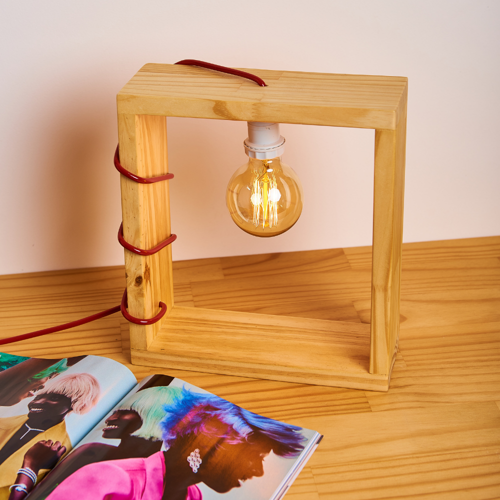 Luminária de madeira quadrada com fio vermelho - 2