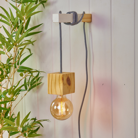 Luminária de Parede Pendente de Madeira Pinus com Detalhe em Branco  Casa 67