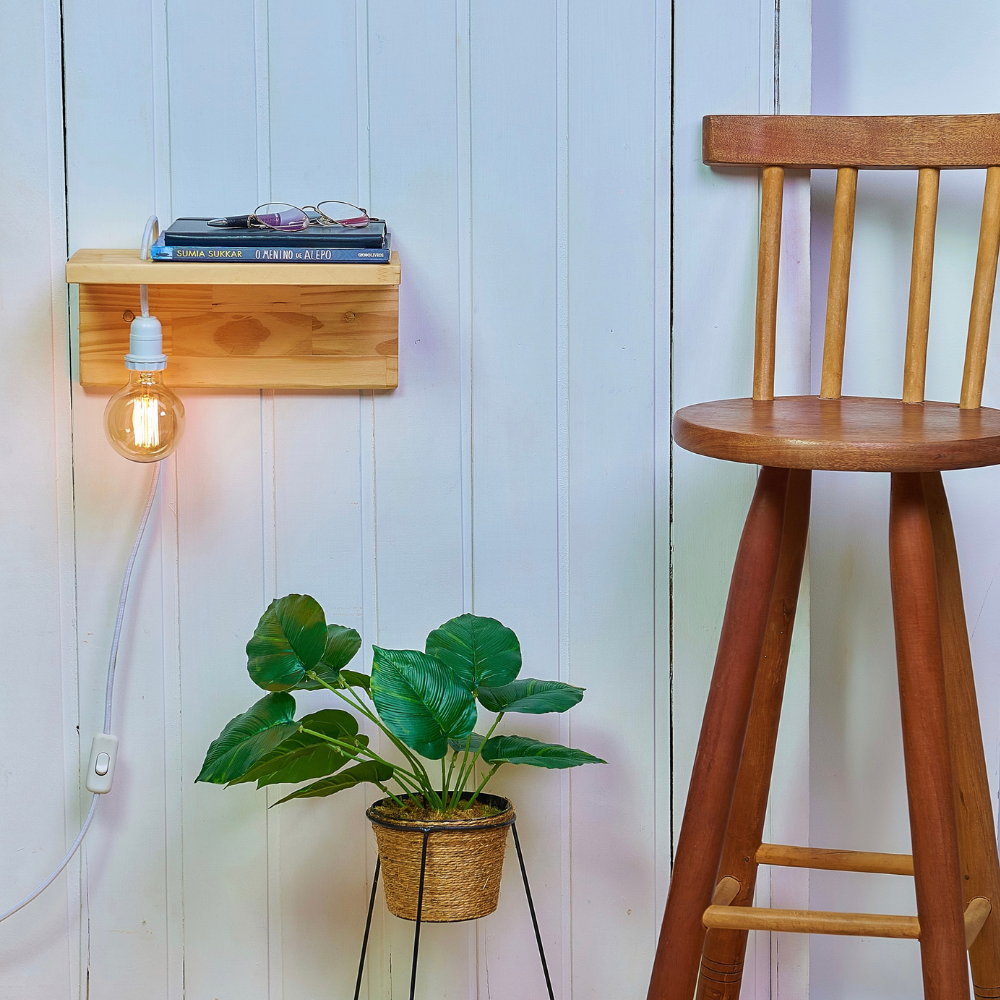 Mesa lateral de madeira com luminária - 5