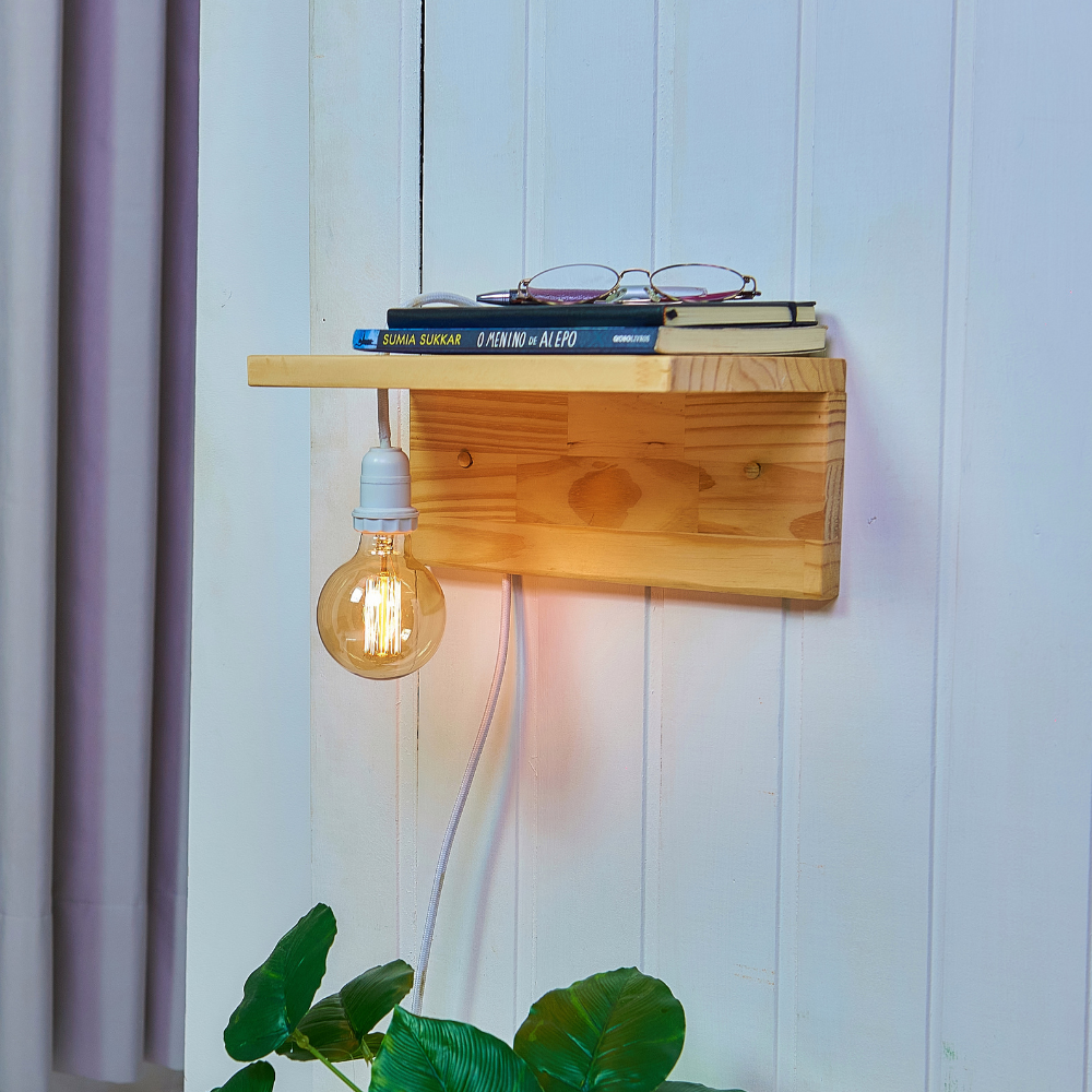 Mesa lateral de madeira com luminária - 1