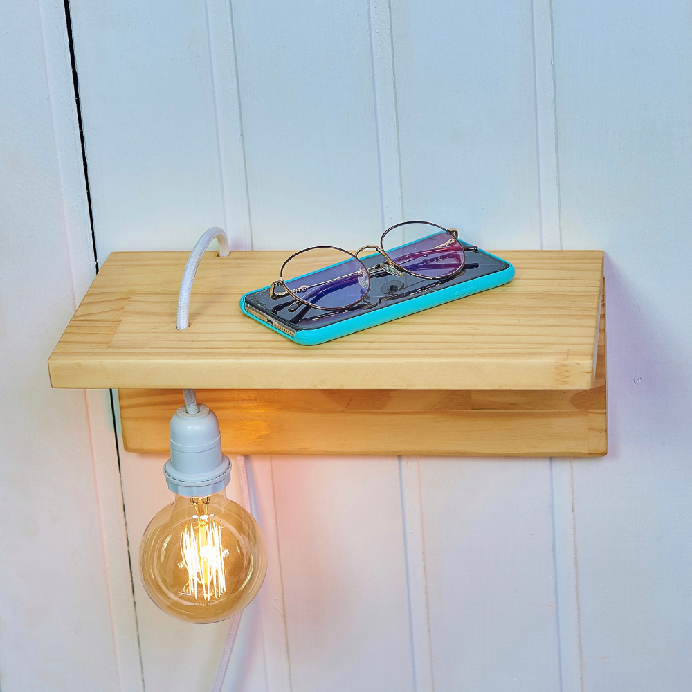 Mesa lateral de madeira com luminária - 2