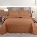 Ver imagem 2 de Kit Cobre Leito Colcha Ipanema King 3 Peças 100% Poliéster Percal 300 Fios Matelassê Castanho