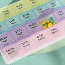 Ver imagem 4 de Porta Comprimidos 28 Divisórias Organizador Remédios Suplementos Vitamina Caixa Semanal Multiuso