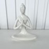 Decoração sala enfeite escultura mulher meditando branca. - 2