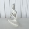 Decoração sala enfeite escultura mulher meditando branca. - 4