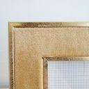 Ver imagem 2 de Porta Retrato de Veludo Dourado 15 x 20