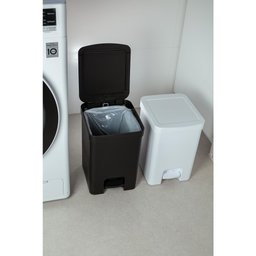 Lixeira Com Pedal 6Litros Trium Preto - OU - 2