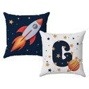 Ver imagem 1 de Kit 2 Capas Almofadas Astronauta Nome 45x45 Id Decor:letra G