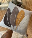 Ver imagem 2 de Capa de Almofada Decorativa Folhas de Bananeiras