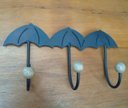 Ver imagem 1 de Cabides três ganchos em formato de guarda chuva artesanal de ferro e madeira oferta só hoje