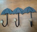 Ver imagem 4 de Cabides três ganchos em formato de guarda chuva artesanal de ferro e madeira oferta só hoje
