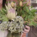 Ver imagem 2 de Buquê de Flores Artificiais com Costela de Adão, Protea, Guiambé e Hortências | Beleza Atemporal For