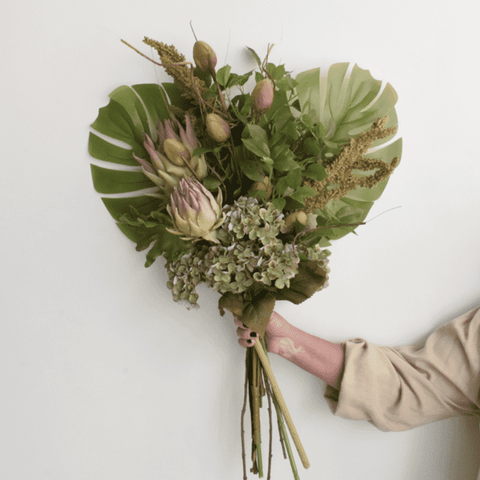 Buquê de Flores Artificiais com Costela de Adão, Protea, Guiambé e Hortências | Beleza Atemporal For