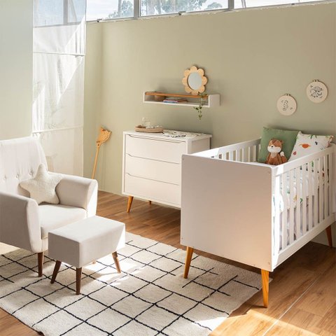 Kit Quarto Theo com Pés Retrô Mel - Berço + Cômoda 3 Gavetas + Poltrona de Amamentação Lola com Puff