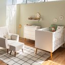 Ver imagem 1 de Kit Quarto Theo com Pés Retrô Mel - Berço + Cômoda 3 Gavetas + Poltrona de Amamentação Lola com Puff