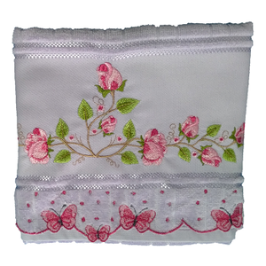 Toalha Bordada de Rosto Rosas com Barrinha de Borboletas. Cor Lilás. Dohler Artesanalle