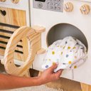 Ver imagem 5 de Mini Máquina de Lavar Infantil Petit Kit Livro Educativo em Madeira | Eita Casa Perfeita