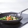 Frigideira Rasa 30 cm Non-Stick Pro Le Creuset - 4