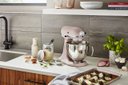 Ver imagem 6 de Kitchenaid Artisan Mixer 5qt com Escudo, 10 Velocidades Rosa