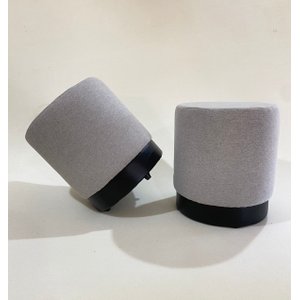 Kit 2 Puffs com Base Preto Elegante Moderno Luxo Redondo Cor Cinza Decorar Sala Moveis