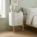 Ver imagem 1 de Mesa de Cabeceira 3 Gavetas MDF com Pés em Madeira Maciça Aurora Off White/Castanho