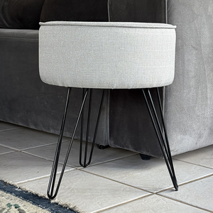 Puff Redondo Carrera – Pé Aramado Preto | Assento em Linho Cinza