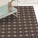 Ver imagem 1 de Tapete Cannes Sala Quarto Antiderrapante Geométrico 132x250cm Caramelo Casa Dona