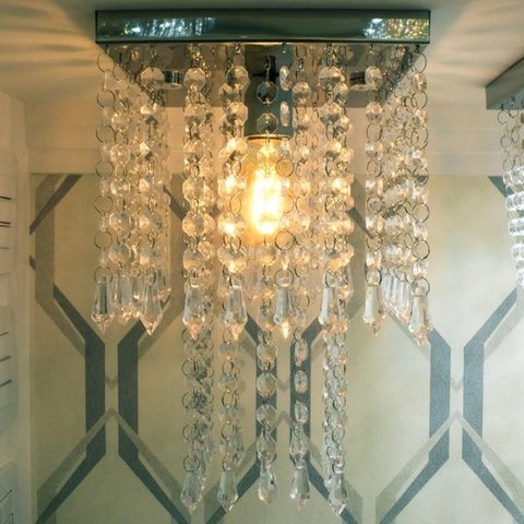 Lustre em Acrílico para Quarto Ou Sala com 25cm de Altura Base Inox Espelhado com 20x20cm