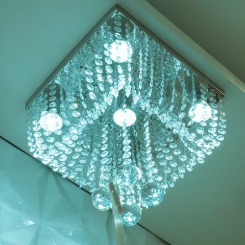 Lustre Belíssimo Para Sala de Estar/Jantar Com Esferas de 40mm Modelo Torre com Cordão de Castanhas
