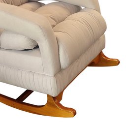 Poltrona de Amamentação com Balanço Luna Suede Bege Base de Madeira C05 - D'rossi Poltrona de Amamen - 3