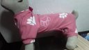 Ver imagem 2 de Macacão Pet em Soft Rosa ,estampa Patinhas , Tam G