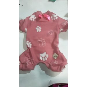 MACACÃO PET EM SOFT ROSA ,ESTAMPA PATINHAS , TAM G