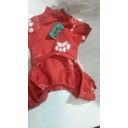 Ver imagem 2 de Macacaõ Pet em Soft Vermelho, Estampa Patinhas , Tam P