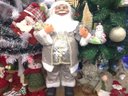 Ver imagem 2 de Papai Noel Casaco Cinza Perolado Luxo Grande 60cm Presente e Pinheiro - Master Christmas