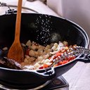 Ver imagem 2 de Frigideira Wok Alça de Espiral Ferro Fundido sem Revestimento 4L Panela Mineira 32cm