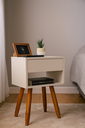 Ver imagem 1 de Mesa de Cabeceira Retrô Off White 40cm Mdf – Pé Palito Castanho – Vai Montada