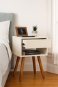 Ver imagem 2 de Mesa de Cabeceira Retrô Off White 40cm Mdf – Pé Palito Castanho – Vai Montada