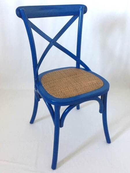 Cadeira Katrina Cross Paris. Encosto em x. Assento em Rattan Natural. Cor Azul Bic