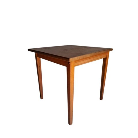 Mesa Quadrada Feita de Madeira Castanho