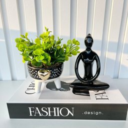 Decoração livro preto/branco + vaso tripé + enfeite mulher - 4