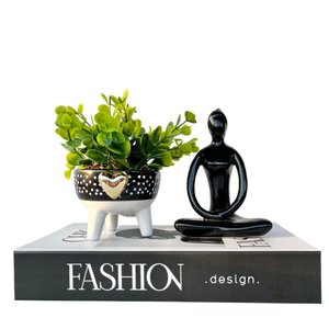 Decoração livro preto/branco + vaso tripé + enfeite mulher