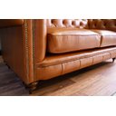 Ver imagem 5 de Sofá Chesterfield 2 Lugares de Couro Caramelo Avermelhado