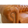 Sofá Chesterfield 2 Lugares de Couro Caramelo Avermelhado - 3