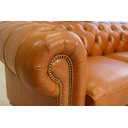 Ver imagem 3 de Sofá Chesterfield 2 Lugares de Couro Caramelo Avermelhado