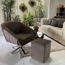 Ver imagem 2 de Kit Poltrona Giovana Giratória Cromado, Puff Quadrado e Almofadas em Sued Premium: Marrom