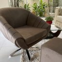 Ver imagem 3 de Kit Poltrona Giovana Giratória Cromado, Puff Quadrado e Almofadas em Sued Premium: Marrom