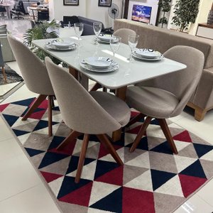 Sala de Jantar Mesa Sparta com 4 Cadeiras Dilly Giratórias